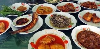 Sulawesi Mutfağı Sulawesi Mutfağı, Endonezya’nın en özgün gastronomi kültürlerinden biridir. Coğrafi yapısı itibarıyla dağlar, sahiller ve ormanlarla çevrili olan Sulawesi Adası, mutfağına çeşitlilik katmıştır. Bu zengin coğrafya sayesinde hem deniz ürünleri hem de kara kaynakları mutfakta önemli bir yer edinmiştir. Tarih boyunca ada, farklı kültürlerle etkileşim halinde olduğu için yemeklerinde Çin, Arap ve Hint mutfaklarından da izler bulunur. Konulu bir haber görseli.