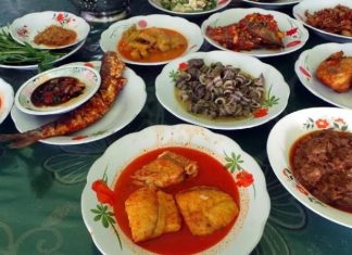 Sulawesi Mutfağı Sulawesi Mutfağı, Endonezya’nın en özgün gastronomi kültürlerinden biridir. Coğrafi yapısı itibarıyla dağlar, sahiller ve ormanlarla çevrili olan Sulawesi Adası, mutfağına çeşitlilik katmıştır. Bu zengin coğrafya sayesinde hem deniz ürünleri hem de kara kaynakları mutfakta önemli bir yer edinmiştir. Tarih boyunca ada, farklı kültürlerle etkileşim halinde olduğu için yemeklerinde Çin, Arap ve Hint mutfaklarından da izler bulunur. Konulu bir haber görseli.