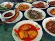 Sulawesi Mutfağı Sulawesi Mutfağı, Endonezya’nın en özgün gastronomi kültürlerinden biridir. Coğrafi yapısı itibarıyla dağlar, sahiller ve ormanlarla çevrili olan Sulawesi Adası, mutfağına çeşitlilik katmıştır. Bu zengin coğrafya sayesinde hem deniz ürünleri hem de kara kaynakları mutfakta önemli bir yer edinmiştir. Tarih boyunca ada, farklı kültürlerle etkileşim halinde olduğu için yemeklerinde Çin, Arap ve Hint mutfaklarından da izler bulunur. Konulu bir haber görseli.