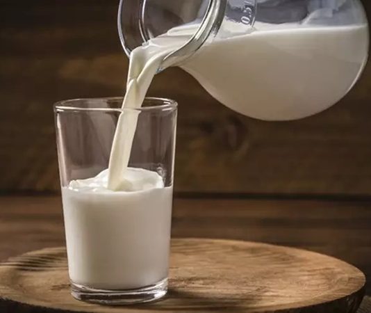 Süt, insanlık tarihi boyunca beslenmenin temel kaynaklarından biri olmuştur. Hayvanlardan elde edilen süt, özellikle inek, keçi ve koyun sütü, farklı kültürlerde gıda olarak uzun yıllardır tüketilmektedir. Tarih boyunca süt, hem besleyici özellikleri hem de sağlık faydaları nedeniyle sofraların vazgeçilmezi olmuştur. Konulu bir haber görseli.