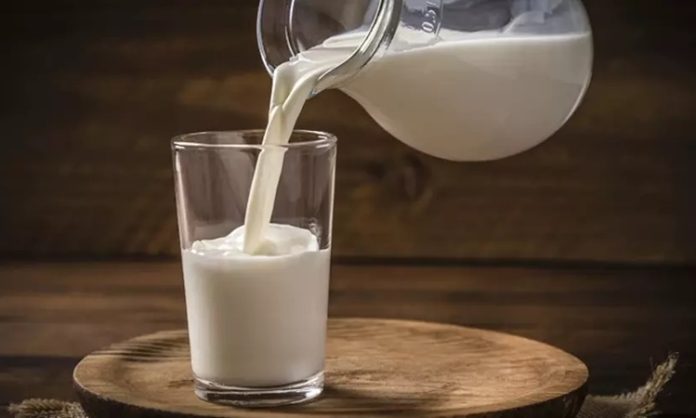 Süt, insanlık tarihi boyunca beslenmenin temel kaynaklarından biri olmuştur. Hayvanlardan elde edilen süt, özellikle inek, keçi ve koyun sütü, farklı kültürlerde gıda olarak uzun yıllardır tüketilmektedir. Tarih boyunca süt, hem besleyici özellikleri hem de sağlık faydaları nedeniyle sofraların vazgeçilmezi olmuştur. Konulu bir haber görseli.