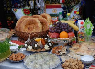 Tacikistan mutfağı, Orta Asya’nın dağlık bölgelerinde göçebe ve tarım kültürlerinin birleşimiyle oluşmuş, hem besleyici hem de lezzetli yemekleriyle öne çıkan bir mutfaktır. Tarih boyunca hayvancılık, tahıl üretimi ve baharat kullanımı mutfağın temel taşlarını oluşturmuştur. Et ve tahıllar günlük beslenmenin başlıca öğeleri iken, sebzeler ve taze otlar yemeklerin aromasını ön plana çıkarır. Konulu bir haber görseli.