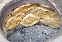 Tandır ve fırın lezzetleri, yüzyıllardır Anadolu mutfağının en köklü tatları arasında yer alıyor. Ateşin gücüyle pişen yemekler, hem damaklarda unutulmaz izler bırakıyor hem de mis gibi kokusuyla sofraları şenlendiriyor. Özellikle taş fırınlarda veya tandır ocaklarında pişen yemekler, modern mutfaklarda dahi hâlâ tercih ediliyor. Bu lezzetlerin sırrı, yavaş pişirme yöntemiyle içindeki aromayı korumasında ve etin ya da hamurun doğal tadını ön plana çıkarmasında yatıyor. Konulu bir haber görseli.