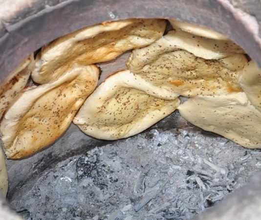 Tandır ve fırın lezzetleri, yüzyıllardır Anadolu mutfağının en köklü tatları arasında yer alıyor. Ateşin gücüyle pişen yemekler, hem damaklarda unutulmaz izler bırakıyor hem de mis gibi kokusuyla sofraları şenlendiriyor. Özellikle taş fırınlarda veya tandır ocaklarında pişen yemekler, modern mutfaklarda dahi hâlâ tercih ediliyor. Bu lezzetlerin sırrı, yavaş pişirme yöntemiyle içindeki aromayı korumasında ve etin ya da hamurun doğal tadını ön plana çıkarmasında yatıyor. Konulu bir haber görseli.