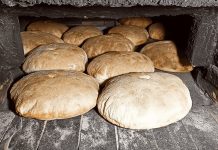 Taş fırın ekmeği, yüzyıllardır Anadolu’nun en önemli mutfak geleneklerinden biri olarak bilinir. Bu ekmek türü, özellikle köy ve kasabalarda taş veya toprak fırınlarda pişirilerek sofralara gelir. Tarih boyunca taş fırın ekmeği, hem günlük beslenmenin hem de özel günlerin vazgeçilmez bir parçası olmuştur. Konulu bir haber görseli.