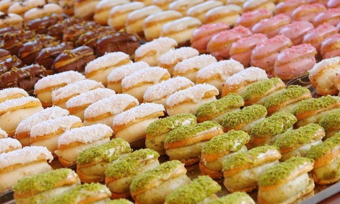 Tatlılarla Dolu Bir Akşam Misafirlere Özel Lezzetler Tatlılar, sofraların en keyifli ve en çok beklenen anlarından birini oluşturur. Özellikle misafirlerin ağırlandığı özel günlerde ya da sevdiklerle geçirilen samimi akşamlarda hazırlanan tatlı tarifleri, akşamı unutulmaz kılabilir. Lezzetli, görsel açıdan çekici ve aynı zamanda hafif tatlılar sayesinde hem mideye hem de göze hitap eden sofralar kurulabilir. Konulu bir haber görseli.