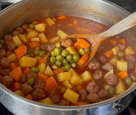Tencere yemekleri, Türk mutfağının en köklü ve geleneksel yemek türlerinden biridir. Hem pratik hem de doyurucu olması, onu günlük sofraların baş tacı yapar. Özellikle ev yemekleri denildiğinde akla ilk gelen seçeneklerden olan bu lezzetler, malzeme çeşitliliği ve pişirme yöntemleriyle her damak zevkine hitap eder. Etli, sebzeli, bakliyatlı ya da tavuklu olarak hazırlanabilen tencere yemekleri, yumuşak dokusu ve besleyici yapısıyla her yaştan insanın severek tükettiği bir yemek grubudur. Konulu bir haber görseli.