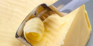 Tereyağında Balık Kızartma Lezzetli ve Sağlıklı Bir Sofra Seçeneği Türk mutfağında balık kızartma farklı şekillerde yapılabilir, ancak tereyağı kullanılarak hazırlanan tarifler her zaman daha özel bir yere sahiptir. Özellikle Karadeniz ve Ege kıyılarında sıkça tercih edilen bu yöntem, hem lezzeti hem de kokusuyla sofralara ayrı bir tat katar. Tereyağında pişirilen balıkların dışı çıtır olurken içi yumuşak kalır ve bu da yemeği diğer kızartmalardan ayırır. Konulu bir haber görseli.