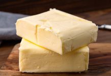 Tereyağında Kavurma Tekniğiyle Yemeklere Zengin Tat Tereyağında kavurma, yemek pişirme teknikleri arasında hem aroması hem de dokusuyla öne çıkan bir yöntemdir. Tereyağı, yiyeceklere zengin bir lezzet katarken pişirme sırasında yiyeceklerin doğal aromasını da yoğunlaştırır. Bu teknik, özellikle et, sebze ve bazı baklagillerde tercih edilir ve hem ev mutfaklarında hem de restoranlarda sıkça uygulanır. Konulu bir haber görseli.