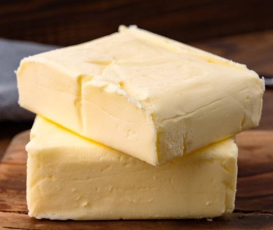 Tereyağında kavurma, yemek pişirme teknikleri arasında hem aroması hem de dokusuyla öne çıkan bir yöntemdir. Tereyağı, yiyeceklere zengin bir lezzet katarken pişirme sırasında yiyeceklerin doğal aromasını da yoğunlaştırır. Bu teknik, özellikle et, sebze ve bazı baklagillerde tercih edilir ve hem ev mutfaklarında hem de restoranlarda sıkça uygulanır. Konulu bir haber görseli.