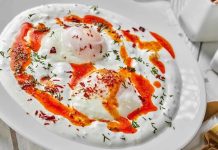 Çılbır, Osmanlı mutfağından günümüze kadar ulaşan en özel lezzetlerden biridir. Yüzyıllardır sofralarda yer bulan bu yemek, özellikle hem pratik yapılışı hem de doyurucu oluşuyla dikkat çekmektedir. Osmanlı saray mutfağında dahi tercih edilen çılbır, günümüzde de kahvaltı sofralarının vazgeçilmezlerinden biri olmayı sürdürmektedir. Konulu bir haber görseli.