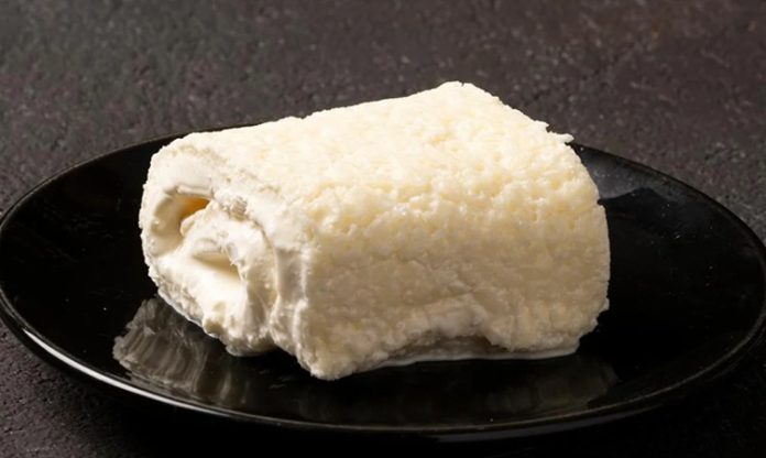 Türkiye’nin Geleneksel Lezzeti Kaymakla Yeniden Keşfediliyor Türkiye’de kaymak, yüzyıllardır sofraların vazgeçilmez tatlarından biri olarak biliniyor. Özellikle kahvaltıların yıldızı olan bu ürün, süt ve tereyağının özenle işlenmesiyle elde ediliyor. Geleneksel yöntemlerle yapılan kaymak, modern üretim tekniklerine kıyasla daha yoğun bir lezzet ve aroma sunuyor. Çiftliklerden gelen taze süt, uzun süre bekletildikten sonra yüzeyde biriken kremadan elde edilen kaymak, hem kıvamı hem de tadıyla fark yaratıyor. Konulu bir haber görseli.