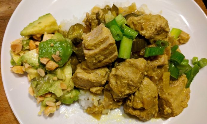 Tuvalu mutfağı, Güney Pasifik’in küçük adalarında şekillenmiş, doğal ve taze ürünlere dayalı bir mutfaktır. Tarih boyunca Polynesian kültürü ile gelişmiş olan bu mutfak, hem günlük yaşamda hem de özel günlerde toplumsal bir bağ kurma aracı olarak önem taşır. Konulu bir haber görseli.