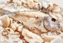 Tuzla pişirme, yiyeceklerin özellikle et, tavuk veya sebzelerin tuz ve bazen aromatik bileşenler içinde pişirilmesi tekniğidir. Tuzla pişirme, yiyeceklerin lezzetini yoğunlaştırır ve dokusunu korur. Bu yöntem, hem geleneksel hem de modern mutfaklarda tercih edilen bir pişirme tekniğidir ve yemeklere eşsiz bir aroma katar. Konulu bir haber görseli.