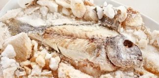 Tuzla Pişirme İle Yemeklerde Tuzlu ve Aromatik Lezzet Tuzla pişirme, yiyeceklerin özellikle et, tavuk veya sebzelerin tuz ve bazen aromatik bileşenler içinde pişirilmesi tekniğidir. Tuzla pişirme, yiyeceklerin lezzetini yoğunlaştırır ve dokusunu korur. Bu yöntem, hem geleneksel hem de modern mutfaklarda tercih edilen bir pişirme tekniğidir ve yemeklere eşsiz bir aroma katar. Konulu bir haber görseli.