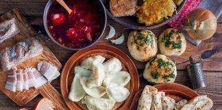 Ukrayna, geniş tarım arazileri, verimli toprakları ve tarihi boyunca farklı kültürlerin etkisiyle şekillenmiş mutfak kültürüyle dikkat çeker. Ukrayna mutfağı, yalnızca yemeklerden ibaret değildir; aynı zamanda halkın yaşam biçimini, geleneklerini ve doğayla olan bağını da yansıtır. Zengin malzemeler, doyurucu tarifler ve paylaşmaya dayalı sofralar, bu mutfağın en belirgin özelliklerindendir. Özellikle aile bağlarını güçlendiren, dostluk ve misafirperverliği pekiştiren yemek alışkanlıkları, Ukrayna halkının yaşamında özel bir yer tutar. Konulu bir haber görseli.