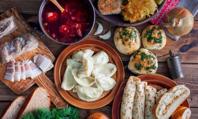 Ukrayna, geniş tarım arazileri, verimli toprakları ve tarihi boyunca farklı kültürlerin etkisiyle şekillenmiş mutfak kültürüyle dikkat çeker. Ukrayna mutfağı, yalnızca yemeklerden ibaret değildir; aynı zamanda halkın yaşam biçimini, geleneklerini ve doğayla olan bağını da yansıtır. Zengin malzemeler, doyurucu tarifler ve paylaşmaya dayalı sofralar, bu mutfağın en belirgin özelliklerindendir. Özellikle aile bağlarını güçlendiren, dostluk ve misafirperverliği pekiştiren yemek alışkanlıkları, Ukrayna halkının yaşamında özel bir yer tutar. Konulu bir haber görseli.