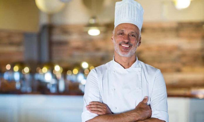 Gastronomi dünyasında ünlü şefler, sadece yemek yapmakla kalmıyor, aynı zamanda kültürel ve sanatsal bir mirası sofralara taşıyor. Röportaj sırasında şefler, yaratıcılık ve deneyimlerini nasıl birleştirdiklerini anlatıyor. Bu süreçte kullanılan malzemelerin kalitesi ve özgün tarifler, şeflerin imzası haline geliyor. Konulu bir haber görseli.