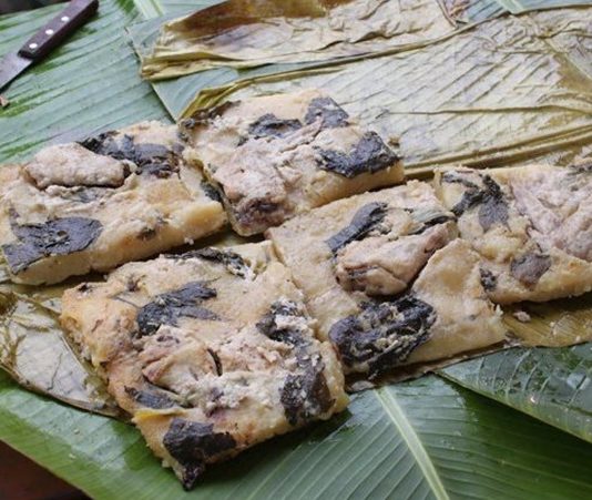 Vanuatu mutfağı, Güney Pasifik adalarında yer alan tropikal ve zengin kaynaklara dayalı bir mutfaktır. Adaların doğal ürünleri ve geleneksel pişirme yöntemleri, Vanuatu mutfağının karakterini belirler. Tarih boyunca Polynesian kültürü ve Avustralya etkisiyle şekillenen bu mutfak, hem günlük yaşam hem de özel günlerde önemli bir rol oynar. Konulu bir haber görseli.