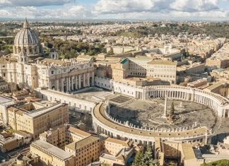 Vatikan Mutfağı Vatikan mutfağı, küçük yüzölçümüne rağmen, Roma ve İtalyan mutfaklarından güçlü etkiler almış, hem geleneksel hem de özel tarifleriyle dikkat çeken bir mutfaktır. Papa sarayları ve kilise mensuplarının sofralarında şekillenen yemek kültürü, dini ve kültürel ritüellerle bütünleşmiştir. Bu mutfak, sadece beslenme amacı taşımamakta, aynı zamanda bir kültürel miras olarak korunmaktadır. Konulu bir haber görseli.