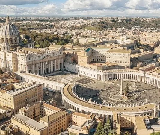Vatikan mutfağı, küçük yüzölçümüne rağmen, Roma ve İtalyan mutfaklarından güçlü etkiler almış, hem geleneksel hem de özel tarifleriyle dikkat çeken bir mutfaktır. Papa sarayları ve kilise mensuplarının sofralarında şekillenen yemek kültürü, dini ve kültürel ritüellerle bütünleşmiştir. Bu mutfak, sadece beslenme amacı taşımamakta, aynı zamanda bir kültürel miras olarak korunmaktadır. Konulu bir haber görseli.