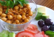 Vegan Yemekler Ve Sağlıklı Yaşam Trendleri Vegan beslenme, hayvansal ürünleri tüketmeyen ve yalnızca bitkisel kaynaklı yiyeceklerle beslenen bir yaşam tarzıdır. Son yıllarda özellikle sağlık bilincinin artması ve çevresel kaygıların öne çıkmasıyla vegan beslenme daha fazla ilgi görmeye başladı. Bu yaşam tarzı, sadece bireysel sağlık açısından değil, çevresel sürdürülebilirlik açısından da önemli avantajlar sunar. Konulu bir haber görseli.