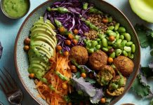 Vegan mutfağı, son yıllarda dünya çapında büyük bir ilgi görmekte ve sağlıklı yaşam tarzlarının bir parçası olarak giderek daha fazla tercih edilmektedir. Hayvansal ürünlerden uzak durarak yalnızca bitkisel gıdalarla hazırlanan yemekler, hem çevreye hem de bireyin sağlığına faydalıdır. Ancak vegan yemeklerinin lezzetli ve doyurucu olabileceği konusunda pek çok kişi hala tereddütlüdür. Oysa vegan yemekleri, doğru malzemelerle hazırlandığında oldukça besleyici ve damaklarda unutulmaz tatlar bırakabilir. Konulu bir haber görseli.