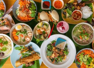 Vietnam Mutfağı Vietnam mutfağı, Asya’nın zengin gastronomi mirasının önemli bir parçasıdır ve yüzyıllar boyunca Çin, Fransız ve yerel geleneklerden etkilenmiştir. Bu etkileşim, yemeklerde hem aromatik çeşitliliğe hem de dengeli lezzet kombinasyonlarına olanak tanımıştır. Vietnam mutfağı, özellikle taze malzemelerin ve doğal tatların ön planda olduğu bir sistemle şekillenmiştir. Konulu bir haber görseli.