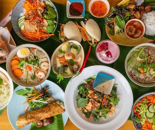 Vietnam mutfağı, Asya’nın zengin gastronomi mirasının önemli bir parçasıdır ve yüzyıllar boyunca Çin, Fransız ve yerel geleneklerden etkilenmiştir. Bu etkileşim, yemeklerde hem aromatik çeşitliliğe hem de dengeli lezzet kombinasyonlarına olanak tanımıştır. Vietnam mutfağı, özellikle taze malzemelerin ve doğal tatların ön planda olduğu bir sistemle şekillenmiştir. Konulu bir haber görseli.