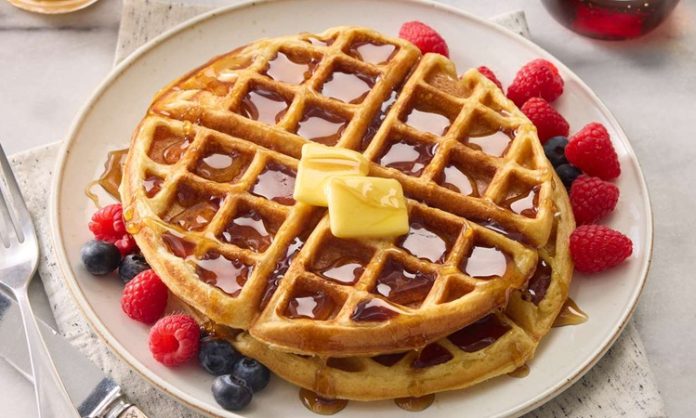 Waffle Tatlı Sofralarının Pratik ve Lezzetli Favorisi Waffle, özellikle kahvaltı ve tatlı sofralarının vazgeçilmez lezzetlerinden biri olarak biliniyor. İnce ve çıtır hamuru, kareli yapısı ve çeşitli soslarla sunulmasıyla sofralarda estetik bir görünüm oluşturuyor. Tarihsel olarak Avrupa kökenli olan waffle, zaman içinde Amerika ve Türkiye’de de yaygın bir tatlı ve atıştırmalık haline gelmiştir. Konulu bir haber görseli.
