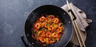 Woklama, kökeni Çin mutfağına dayanan ve asırlardır kullanılan bir pişirme tekniğidir. Yüksek ateş ve özel tasarlanmış derin tavalarda yapılan bu yöntem, kısa sürede yüksek ısı ile yemeklerin hazırlanmasını sağlar. Bu teknik, sadece hız değil aynı zamanda malzemelerin tazeliğini ve besin değerini korumasıyla da öne çıkar. Özellikle sebzelerin parlak rengini, etlerin ise sulu dokusunu koruyabilmesi, woklamanın diğer pişirme yöntemlerinden ayrılmasını sağlar. Konulu bir haber görseli.