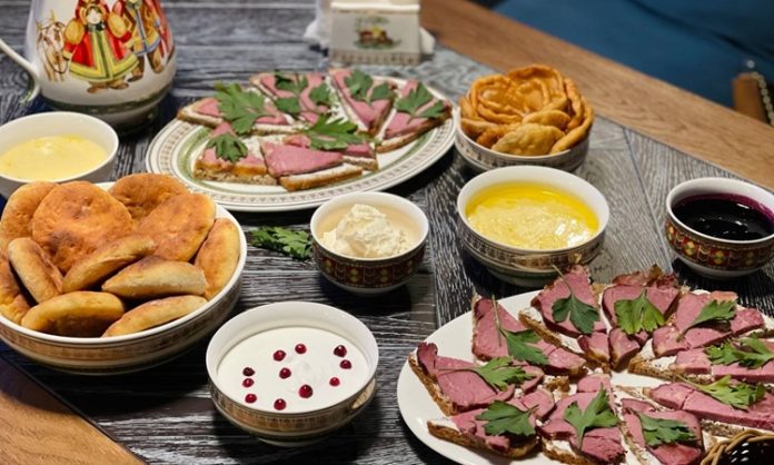 Yakut mutfağı, kökeni itibarıyla Sibirya’nın soğuk coğrafyasında şekillenmiş ve yüzyıllardır doğayla uyum içinde gelişmiş bir kültürel mirastır. Bu mutfak, Yakut halkının sert iklim koşullarında yaşamını sürdürebilmek için geliştirdiği yemek alışkanlıklarını yansıtır. Özellikle et yemekleri, süt ürünleri ve doğadan toplanan bitkiler, Yakutların beslenme düzeninde temel rol oynar. Konulu bir haber görseli.