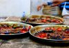 Yavaş Ve Geleneksel Teknikler Yemekte: Sofralara Geleneksel Lezzetler Yemek pişirirken kullanılan geleneksel teknikler, sadece lezzeti değil aynı zamanda yemeğin besin değerini de korur. Modern mutfak aletleri hızlı ve pratik çözümler sunsa da, yavaş pişirme yöntemleri özellikle et ve sebze yemeklerinde farklı bir aroma ve doku kazandırır. Bu teknikler, yemeğin doğal tadını ön plana çıkarır ve sofralara özgün bir deneyim sunar. Konulu bir haber görseli.