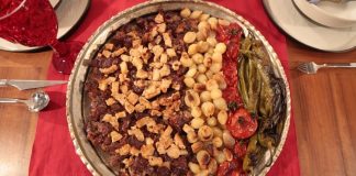 Yöresel yemekler, bir bölgenin tarihini, kültürünü ve coğrafi özelliklerini sofralara taşır. Her il, her şehir kendi mutfak geleneklerine uygun özgün tarifler geliştirir. Yöresel yemekler, sadece lezzet sunmakla kalmaz; aynı zamanda kültürel bir miras olarak kuşaktan kuşağa aktarılır. Konulu bir haber görseli.