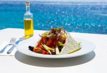 Yunan mutfağı, Akdeniz kültürünün etkisiyle şekillenmiş zengin bir gastronomi mirasına sahiptir. Binlerce yıllık tarih boyunca, Yunanistan’ın farklı bölgelerinde gelişen yemekler, hem doğal malzemelerle hem de geleneksel tariflerle zenginleşmiştir. Bu mutfak, özellikle zeytinyağı, taze sebze ve deniz ürünleri kullanımındaki ustalığıyla bilinir. Zeytinyağı, Yunan yemeklerinin temel taşlarından biri olarak hem sağlıklı hem de lezzetli bir beslenme imkanı sunar. Konulu bir haber görseli.