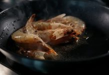 Yüzeyde kızartma, mutfaklarda sıkça tercih edilen pratik ve lezzetli bir pişirme yöntemidir. İngilizce’de pan frying olarak bilinen bu yöntem, yiyeceklerin az miktarda yağda tavada pişirilmesini ifade eder. Derin yağda kızartmaya göre daha hafif olan bu teknik, özellikle sebzeler, etler, balıklar ve yumurta gibi günlük yemeklerde tercih edilir. Konulu bir haber görseli.