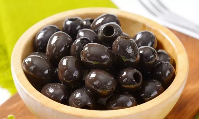 Akdeniz coğrafyasının en köklü ürünlerinden biri olan zeytin, binlerce yıldır hem beslenmede hem de kültürel yaşamda önemli bir yer tutuyor. Eski uygarlıklarda kutsal sayılan bu ürün, barışın ve bereketin simgesi olarak kabul ediliyordu. Antik çağlardan bugüne kadar sofralardan eksik olmayan zeytin, aynı zamanda birçok dini ve kültürel ritüelde de yer aldı. Konulu bir haber görseli.