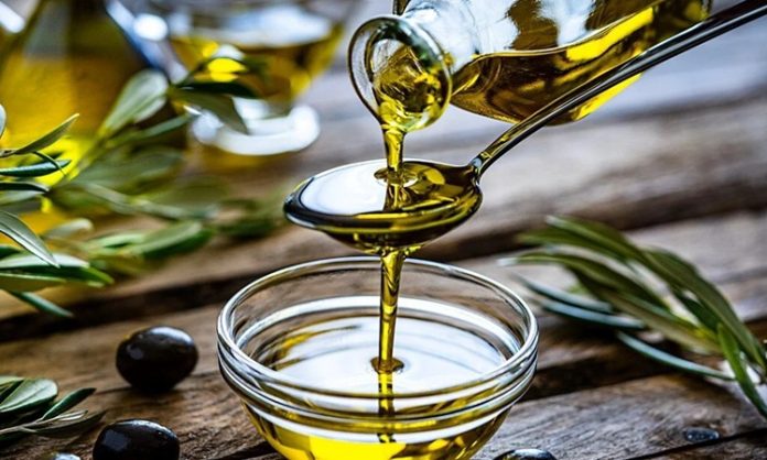 Zeytin ve Zeytinyağı Tadımı Anadolu'nun Sessiz Lezzet Mirası Zeytin, tarih boyunca Akdeniz medeniyetlerinin kutsal meyvesi olarak kabul edilmiştir. Sadece bir besin değil, aynı zamanda barışı, sağlığı ve uzun ömrü simgeleyen özel bir üründür. Anadolu toprakları, binlerce yıldır bu değerli meyveyi yetiştiren ve işleyen önemli coğrafyalardan biridir. Zeytinin bu topraklardaki serüveni, yalnızca bir tarım hikâyesi değil, aynı zamanda bir kültür aktarımıdır. Konulu bir haber görseli.
