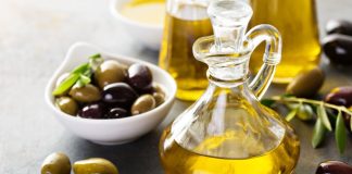 Zeytinyağı Sofraların Vazgeçilmez Sağlık Kaynağı Zeytinyağı, Akdeniz kültürünün yüzyıllardır en önemli besin kaynaklarından biri olarak öne çıkıyor. Sağlık açısından sunduğu faydalar sayesinde yalnızca yemeklerde değil, aynı zamanda tıbbi ve kozmetik alanlarda da tercih ediliyor. İçerdiği tekli doymamış yağ asitleri kalp ve damar sağlığını korurken, aynı zamanda kötü kolesterolün düşmesine yardımcı oluyor. Bu özelliğiyle doktorlar tarafından da sıkça önerilen bir besin konumunda bulunuyor. Konulu bir haber görseli.
