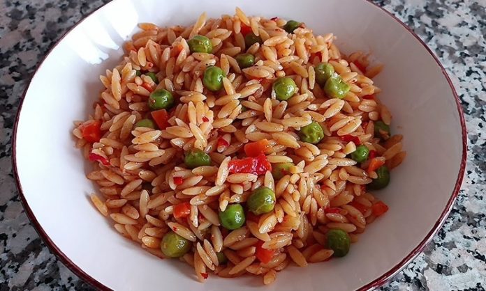 Arpa şehriye pilavı, Türk mutfağında uzun yıllardır yer alan ve hem günlük sofralarda hem de özel davetlerde tercih edilen bir yemektir. Anadolu’nun farklı bölgelerinde kendine özgü tariflerle hazırlanması, pilavın kültürel çeşitliliğini gösterir. Konulu bir haber görseli.