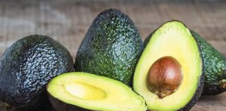 Son yıllarda popülerliği giderek artan avokado, zengin içeriği sayesinde sağlıklı yaşamın vazgeçilmezlerinden biri haline geldi. Özellikle vitamin, mineral ve sağlıklı yağlar açısından oldukça güçlü bir besin olan avokado, hem tek başına tüketilebiliyor hem de yemeklerin içerisinde farklı şekillerde kullanılabiliyor. İçerdiği E, K, C ve B6 vitaminleri, potasyum ve magnezyum gibi mineraller, avokadonun insan sağlığına katkılarını artırıyor. Konulu bir haber görseli.