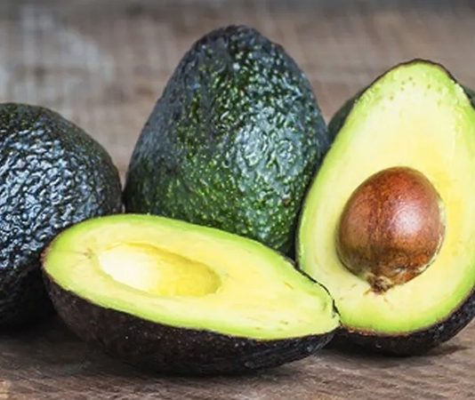 Son yıllarda popülerliği giderek artan avokado, zengin içeriği sayesinde sağlıklı yaşamın vazgeçilmezlerinden biri haline geldi. Özellikle vitamin, mineral ve sağlıklı yağlar açısından oldukça güçlü bir besin olan avokado, hem tek başına tüketilebiliyor hem de yemeklerin içerisinde farklı şekillerde kullanılabiliyor. İçerdiği E, K, C ve B6 vitaminleri, potasyum ve magnezyum gibi mineraller, avokadonun insan sağlığına katkılarını artırıyor. Konulu bir haber görseli.