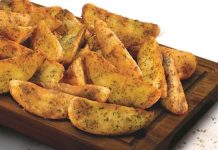 Günümüzde baharatlı patates, hem fast food menülerinde hem de ev mutfaklarında en çok tercih edilen atıştırmalıklardan biri olarak öne çıkıyor. Çıtır patateslerin üzerine çeşitli baharatlar eklenerek hazırlanan bu lezzetli atıştırmalık, özellikle gençler ve öğrenciler arasında büyük ilgi görüyor. Baharatlı patates, klasik patates kızartmasının sade tatlarını zenginleştirerek daha aromatik bir deneyim sunuyor. Konulu bir haber görseli.