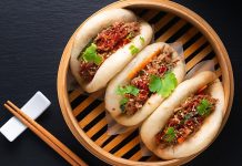 Bao Bun, Çin mutfağının en sevilen hamur işleri arasında yer alır. Yumuşacık dokusu ve farklı iç malzemeleriyle dikkat çeken bu lezzet, özellikle Uzak Doğu mutfağına meraklı olanların ilgisini çeker. Geleneksel olarak buharda pişirilen hamurdan yapılan Bao Bun, iç harcına göre etli, sebzeli veya tatlı alternatiflerle hazırlanabilir. Kökeni Çin’in kuzey bölgelerine dayanan bu yiyecek, yüzyıllar boyunca hem halk sofralarında hem de özel günlerde kendine yer bulmuştur. Konulu bir haber görseli.