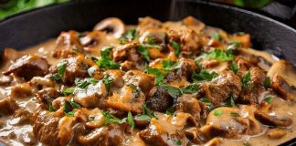 Beef Stroganoff, kökeni Rusya’ya dayanan ve yüzyıllardır dünya mutfağında özel bir yere sahip olan bir yemektir. İsmini Stroganov ailesinden alan bu yemek, 19. yüzyılda aristokrat sofralarında sıkça tercih edilmiştir. İnce dilimlenmiş dana eti, krema bazlı sosla birleşerek hem zengin hem de doyurucu bir tat ortaya çıkarır. Konulu bir haber görseli.
