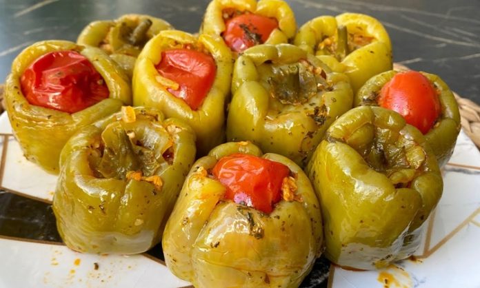 Biber Dolmasının Türk Mutfağındaki Önemi Türk mutfağının köklü yemeklerinden biri olan biber dolması, geçmişten günümüze uzanan bir lezzet serüveni sunar. Osmanlı döneminde sofraların en özel yemeklerinden biri olarak bilinen bu tarif, zamanla Anadolu’nun dört bir yanına yayılmıştır. Her bölge kendi damak zevkine göre biber dolmasını farklı şekillerde yorumlamış, böylece çeşitlilik kazanmıştır. Konulu bir haber görseli.