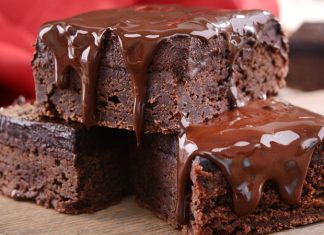 Brownie, çikolata severlerin vazgeçilmez tatlılarından biri olarak mutfaklarda yer alır. Adını İngilizce “brown” kelimesinden alan bu tatlı, koyu renkli ve yoğun çikolatalı yapısıyla tanınır. İlk olarak 19. yüzyılın sonlarında Amerika’da ortaya çıkan brownie, kısa sürede popülerleşmiş ve farklı tariflerle çeşitlendirilmiştir. Konulu bir haber görseli.