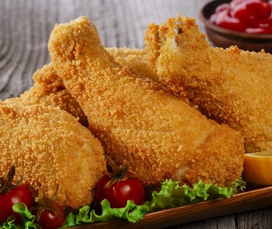 But Tavuk: Lezzetinin Sırları ve Hazırlama Tüyoları But tavuk, mutfaklarda hem pratik hem de lezzetli bir protein kaynağı olarak ön plana çıkıyor. Hazırlarken dikkat edilmesi gereken en önemli unsurlardan biri tavuğun tazeliğidir. Taze but tavuk, hem aromasını korur hem de pişirme sırasında suyunu kaybetmez. Kasap veya marketten satın alırken tavuğun rengi ve kokusu her zaman kontrol edilmelidir. Konulu bir haber görseli.