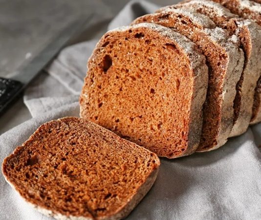 Geleneksel Türk mutfağının değerli ekmek çeşitlerinden biri olan çavdar ekmeği, özellikle sağlıklı beslenmeyi önemseyen bireyler tarafından tercih edilmektedir. Yüzyıllardır Anadolu’da yapılan bu ekmek, sadece lezzetiyle değil, besleyici özellikleriyle de öne çıkar. Çavdar ekmeği, düşük glisemik indeksi sayesinde kan şekeri seviyesini dengeleyerek gün boyunca enerji sağlar. Konulu bir haber görseli.