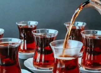 Çay: Günlük Hayatın Vazgeçilmez Ritüeli Çay, yüzyıllardır farklı kültürlerde günlük yaşamın önemli bir parçası olmuştur. Asya kökenli bu içecek, hem ritüel hem de sosyal etkileşim aracı olarak benimsenmiştir. Çin’de başlayan çay kültürü, zamanla Japonya, Hindistan ve Türkiye gibi ülkelere yayılmıştır. Konulu bir haber görseli.